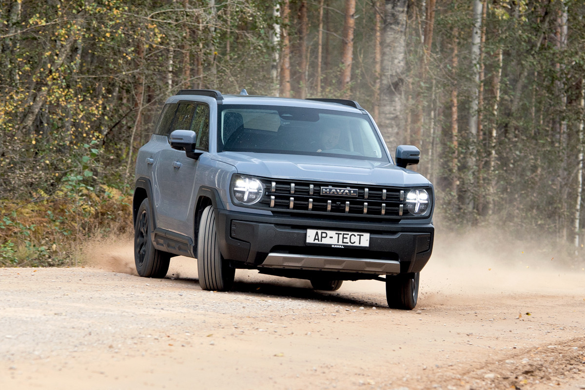 При поддержке системы стабилизации Haval H3 не провоцирует на активную езду, но если систему отключить (допускается на скорости до 85 км/ч), то автомобиль охотно едет боком