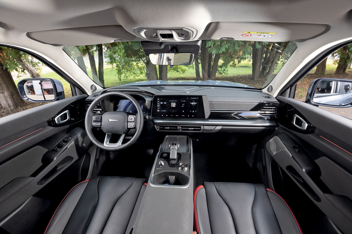 Высокий рельефный капот кроссовера Haval H3 создает ощущение езды на крупном внедорожнике
