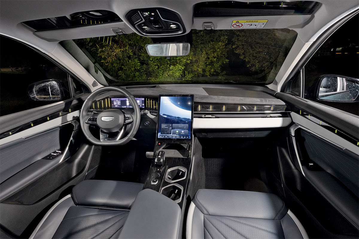 Консервативным водителям кроссовера Geely Atlas придется осваивать «планшетное» управление климат-контролем и «двойной выжим» селектора при переходе из «драйва» в «реверс» и обратно
