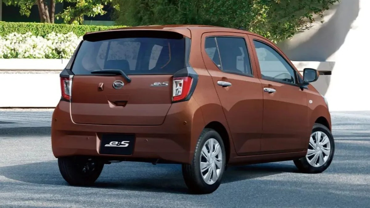 Хэтчбек Daihatsu Mira e:S обрел новый двигатель и сохранил низкую цену