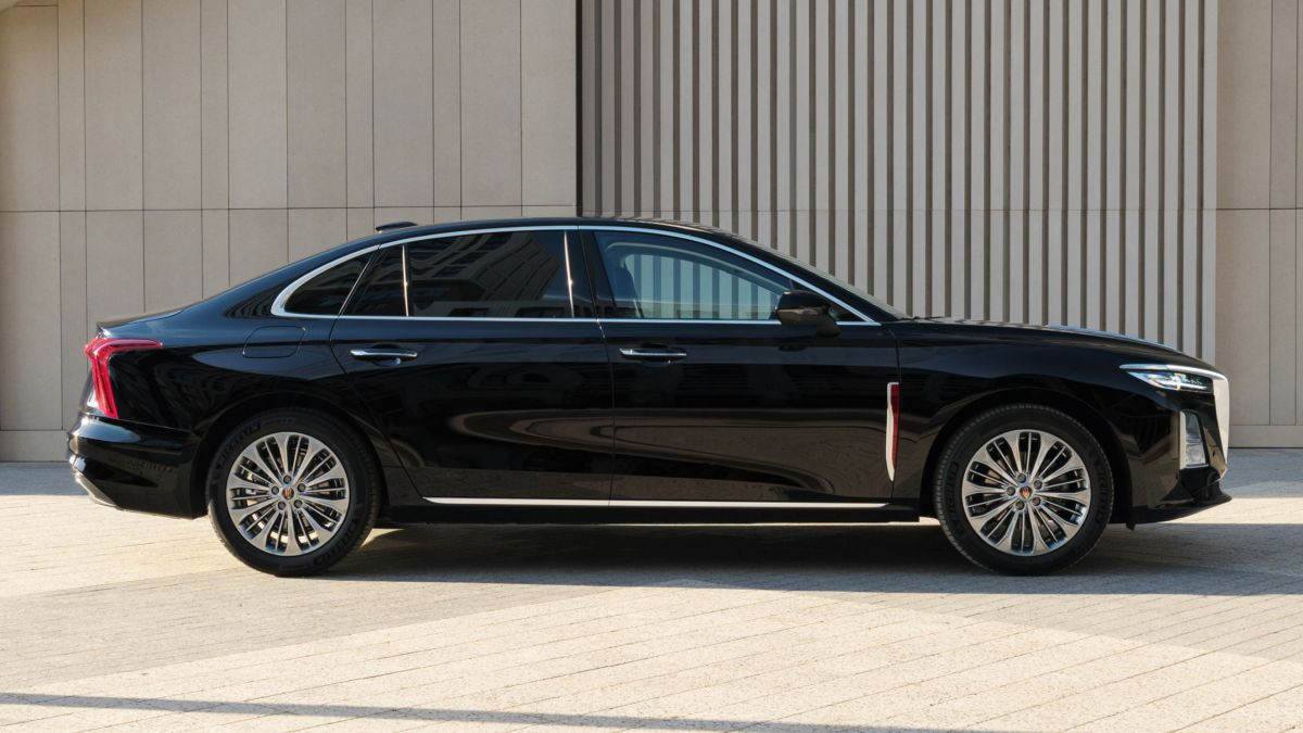 Обновленный седан Hongqi H5 прибыл в Россию: известна цена